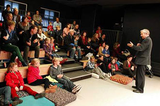 Kinderen luisteren naar schrijver Jan Terlouw in het kinderboekenmuseum in 2012. © ANP.